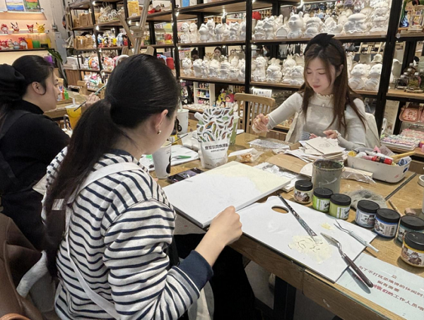 开展“三八”妇女节手工活动