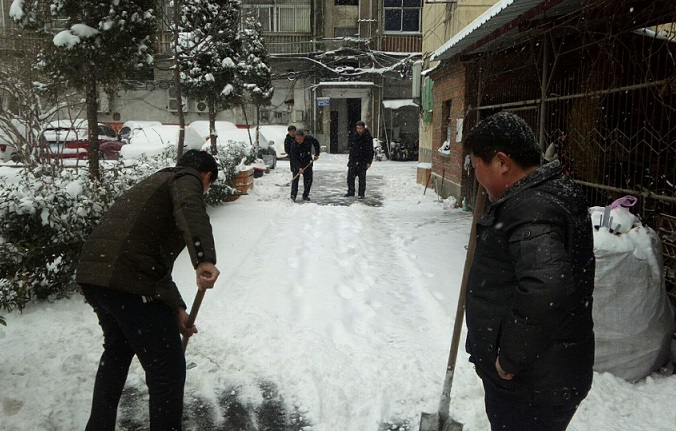 阜阳市水利机械公司开展清扫积雪活动