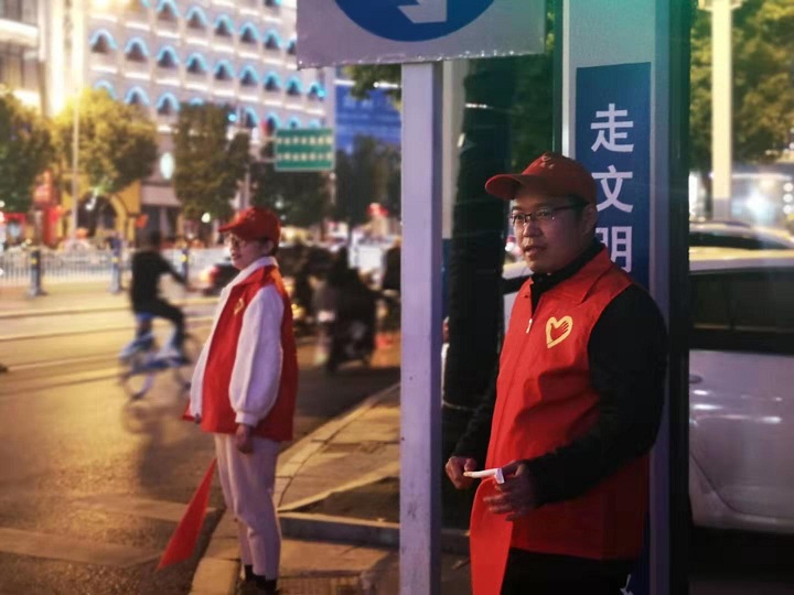 开展“文明交通劝导”志愿者活动