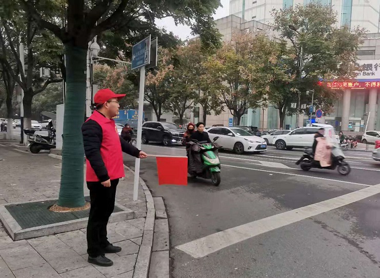 开展2020年度第四期“文明交通劝导”志愿者活动