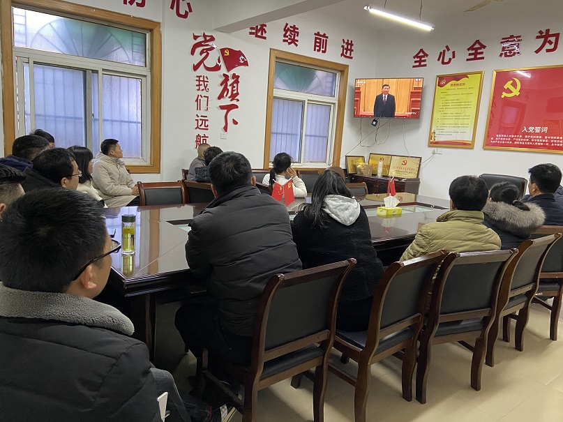 组织全体员工观看全国脱贫攻坚总结表彰大会