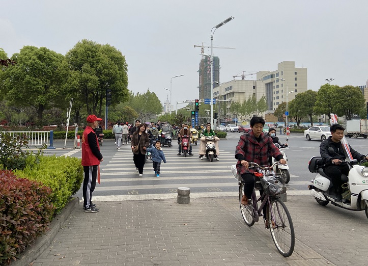 开展2021年度第五期“文明交通劝导”志愿者活动