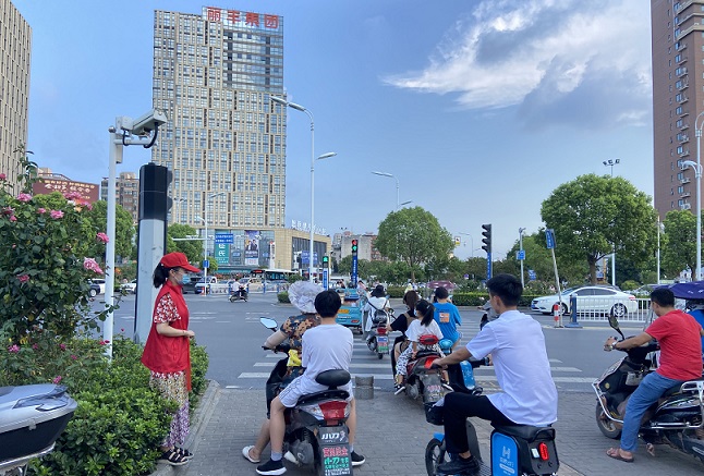 开展2021年度第六期“文明交通劝导”志愿者活动