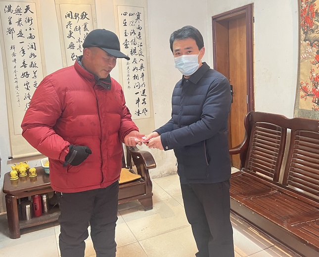 走访慰问困难党员